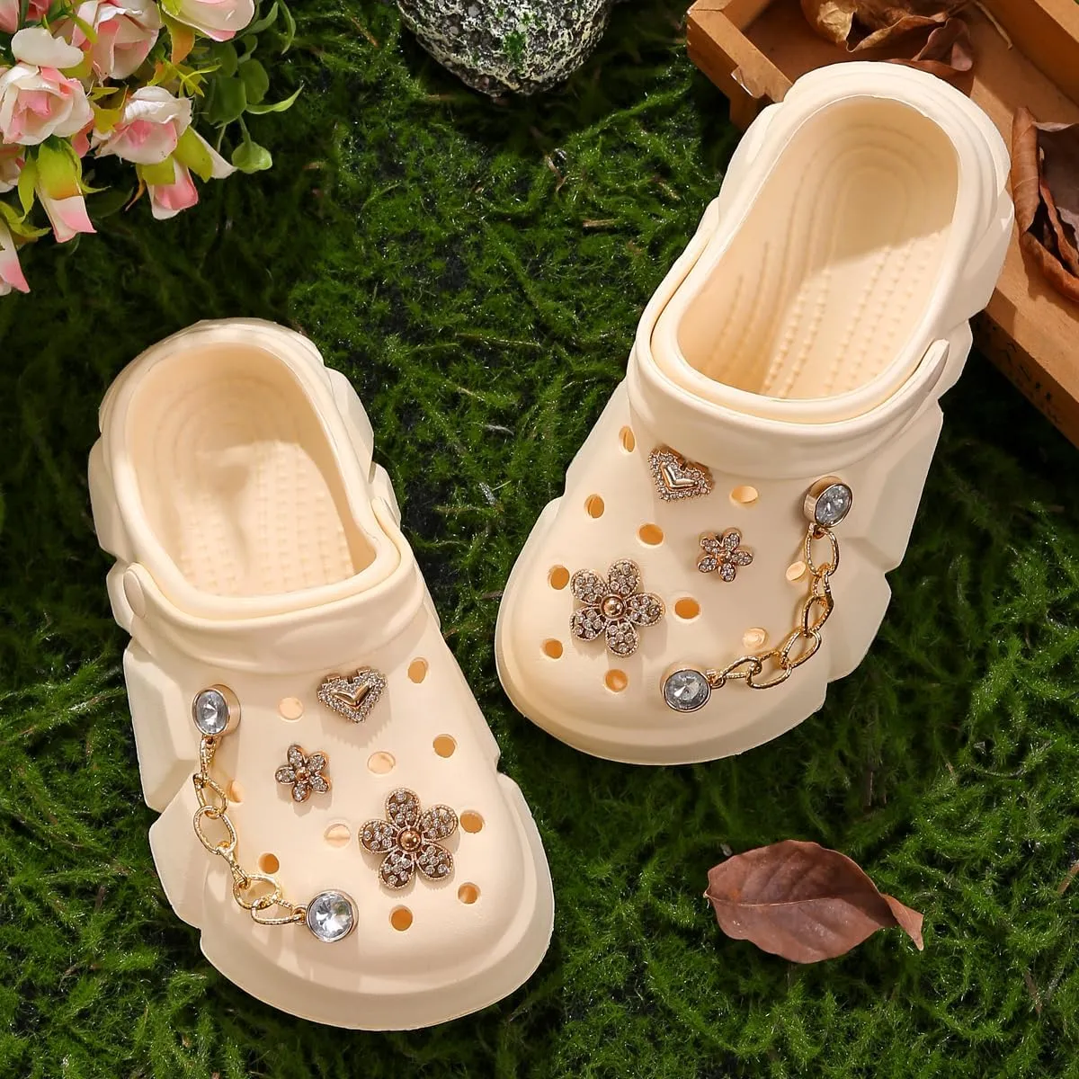 Cute Butterfly-Themed Lightweight Girls' Clogs, Platform Soft Sole Closed Toe EVA Home Garden Clog Shoes, Two-Way Wear Breathable Beach Clogs, Trendy Non-Slip Slip-On Sandals