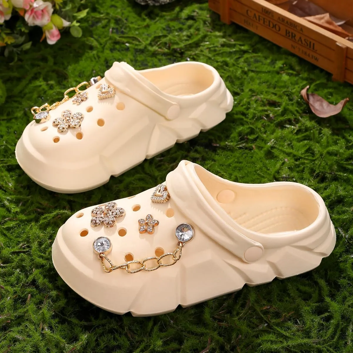 Cute Butterfly-Themed Lightweight Girls' Clogs, Platform Soft Sole Closed Toe EVA Home Garden Clog Shoes, Two-Way Wear Breathable Beach Clogs, Trendy Non-Slip Slip-On Sandals