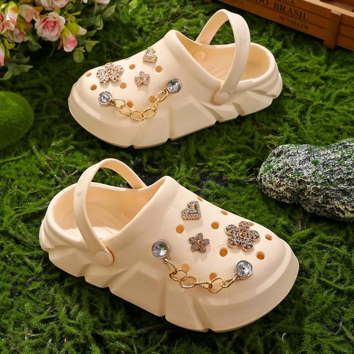 Cute Butterfly-Themed Lightweight Girls' Clogs, Platform Soft Sole Closed Toe EVA Home Garden Clog Shoes, Two-Way Wear Breathable Beach Clogs, Trendy Non-Slip Slip-On Sandals