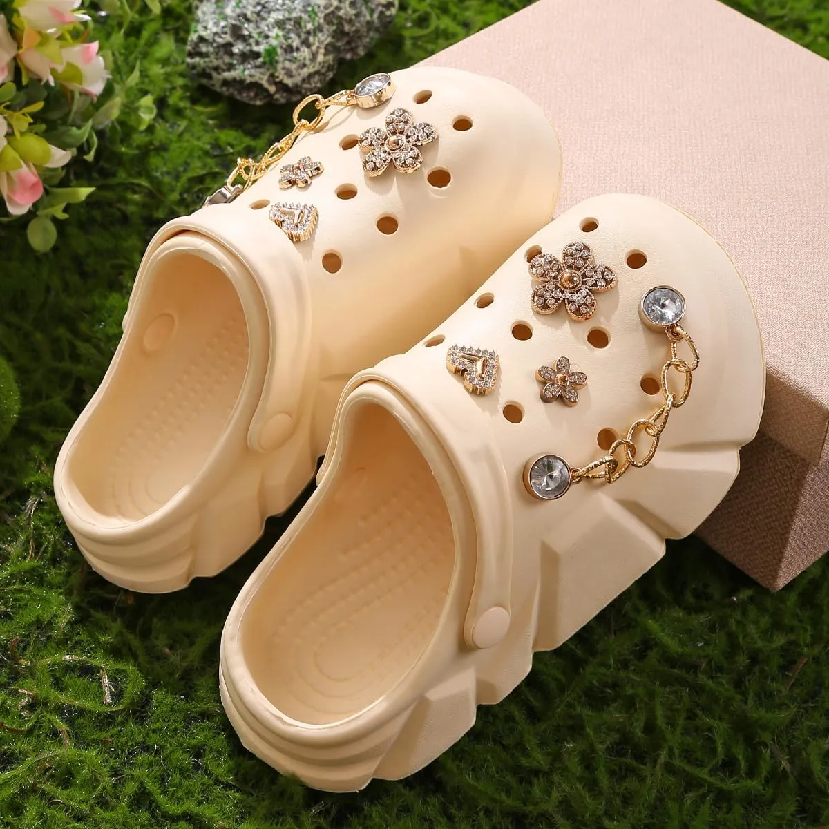 Cute Butterfly-Themed Lightweight Girls' Clogs, Platform Soft Sole Closed Toe EVA Home Garden Clog Shoes, Two-Way Wear Breathable Beach Clogs, Trendy Non-Slip Slip-On Sandals