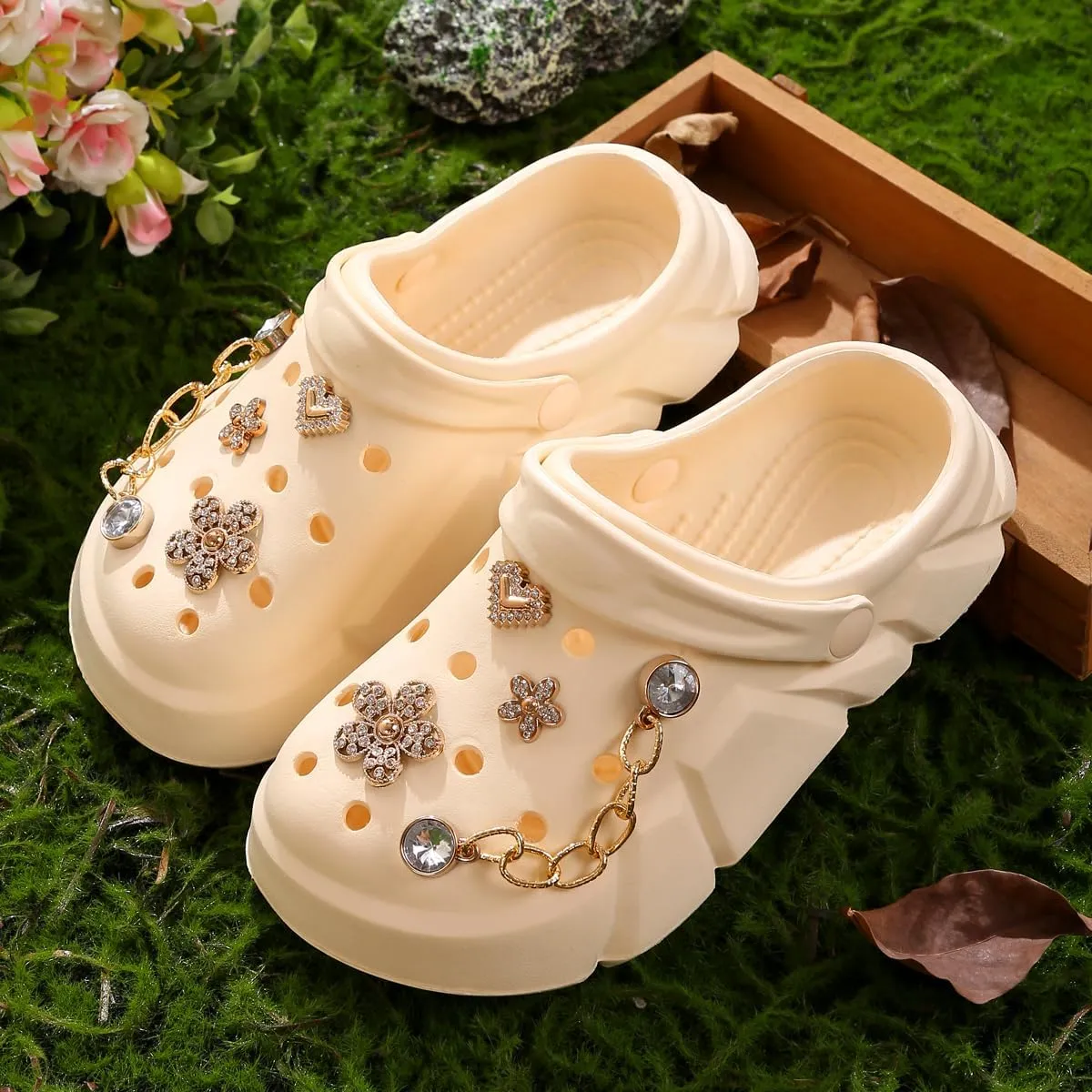 Cute Butterfly-Themed Lightweight Girls' Clogs, Platform Soft Sole Closed Toe EVA Home Garden Clog Shoes, Two-Way Wear Breathable Beach Clogs, Trendy Non-Slip Slip-On Sandals