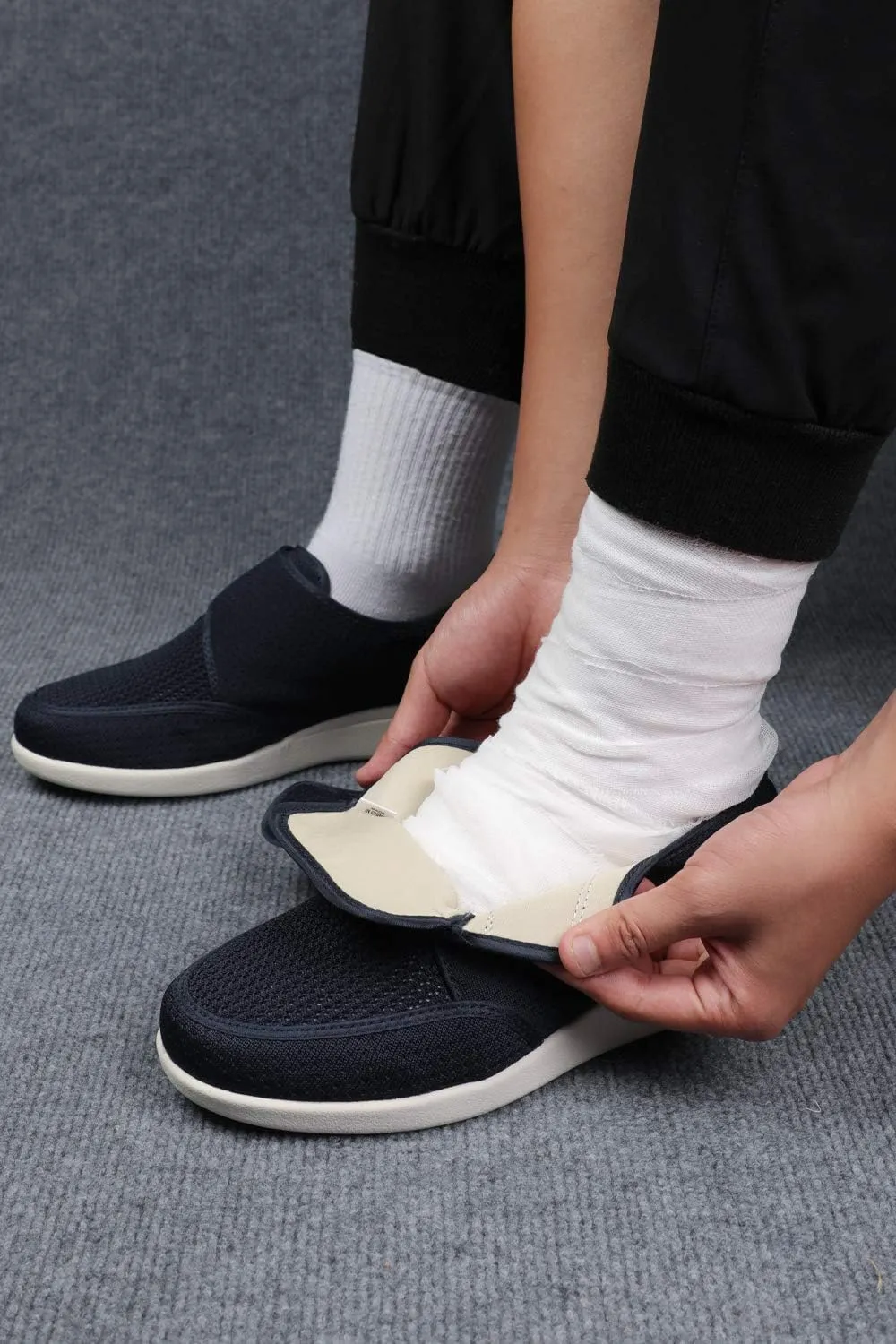 Wide Diabetic Edema Shoes, Fully Adjustable Closure, Easy to Put on and take Off, air Cushion Walking Shoes Suitable for Swollen feet of The Elderly for Outdoor